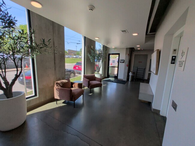 Building Photo - Spectacular Edgehill Condo!