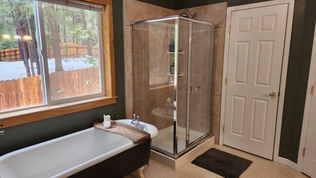 Building Photo - Large Home Close to Town In The Trees