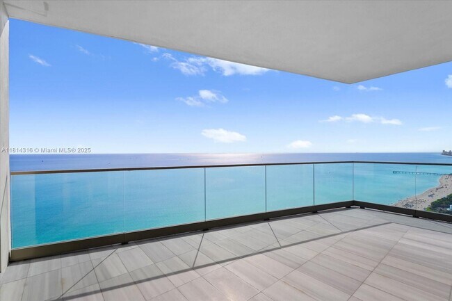 Building Photo - 17901 Collins Ave