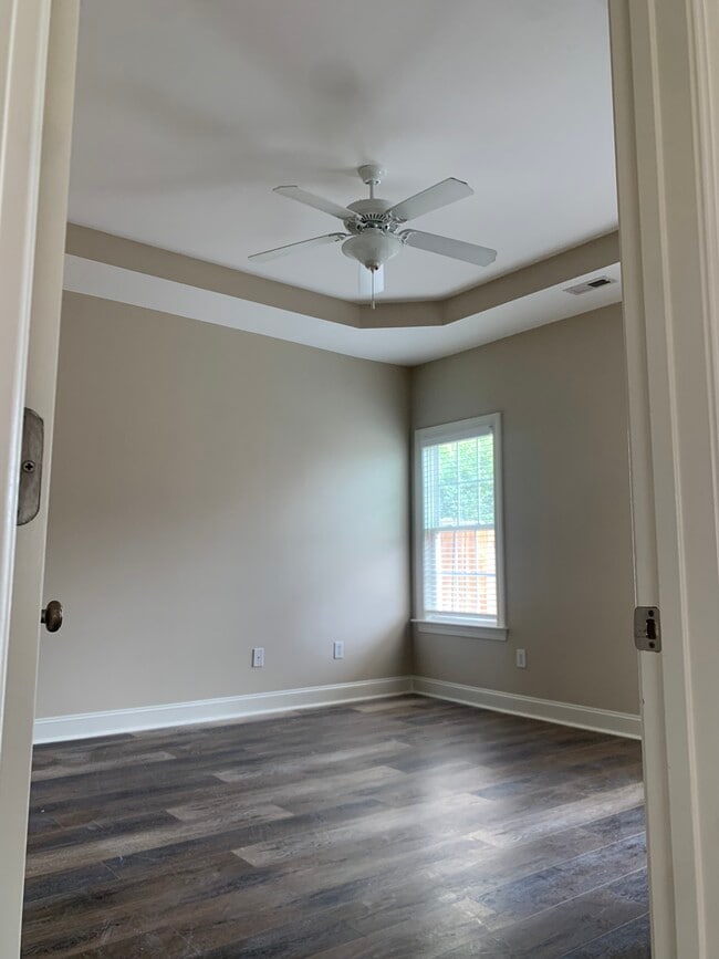 Building Photo - 1401 Oak Ridge Ct