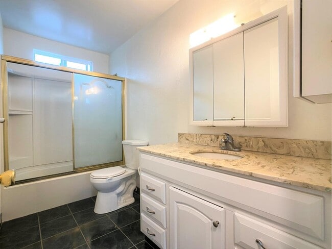 Building Photo - 1215 Skyline Dr