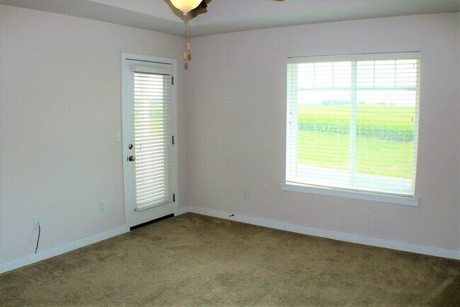 Building Photo - $2,000 | 3 Bedroom, 3 Bathroom TOWN HOME | PET Friendly* | Sublease* | Available for August 1st, ...