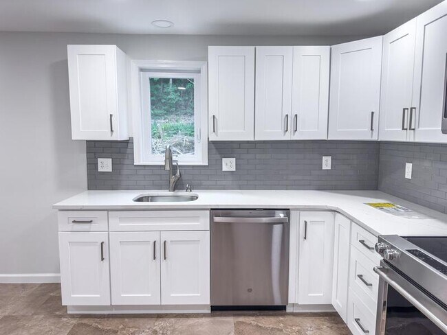 Building Photo - 453 Vineyard Ave