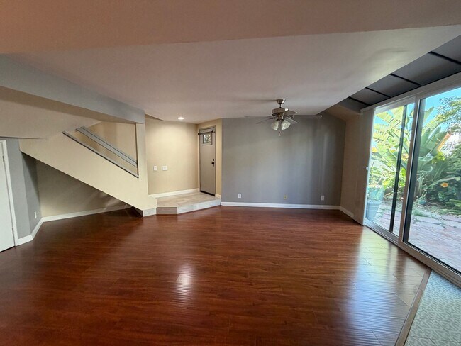 Building Photo - 2 bed, 2.5 bath Le Parc townhome