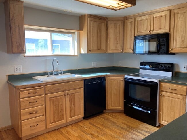 Building Photo - Spacious 4-Bedroom, 2-Bath Home with Daylight Basement, Large Yard & Two Fireplaces!.