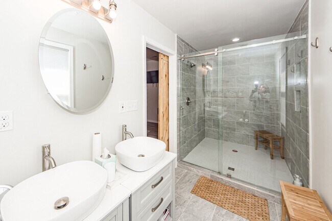 Building Photo - 3 BD 2.5 Bath Charming Home