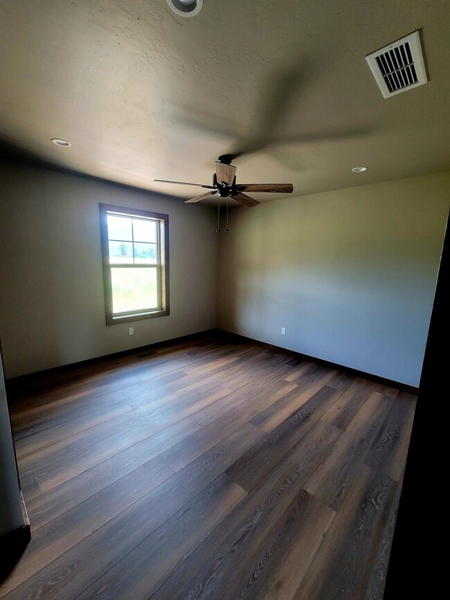 Building Photo - 401 Alpine Dr