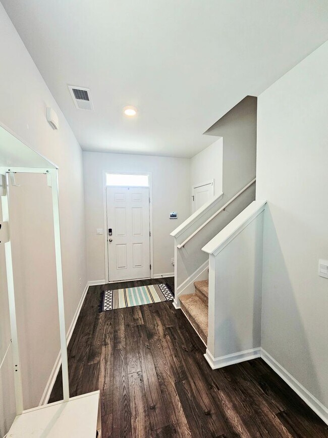 Building Photo - Beautiful Home 4 Bedroom 2.5 Bath