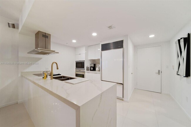 Building Photo - 495 Brickell Ave
