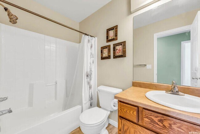 Building Photo - Large 4 Bedroom 3 Bathroom home!