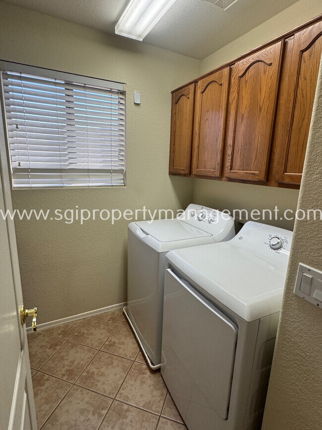 Building Photo - 5313 E Hilton Ave