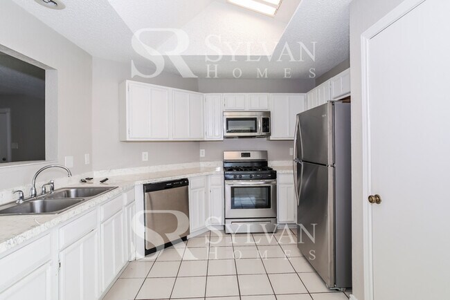 Building Photo - Fall in love with this 3 bedroom, 2 bathro...