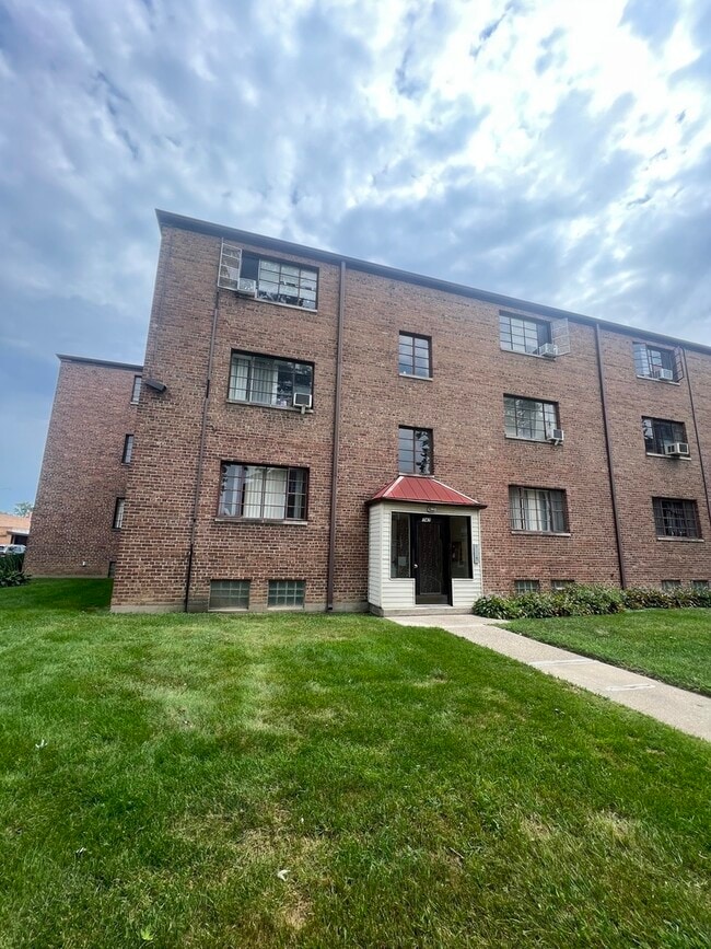 Building Photo - 747 E 84th Pl