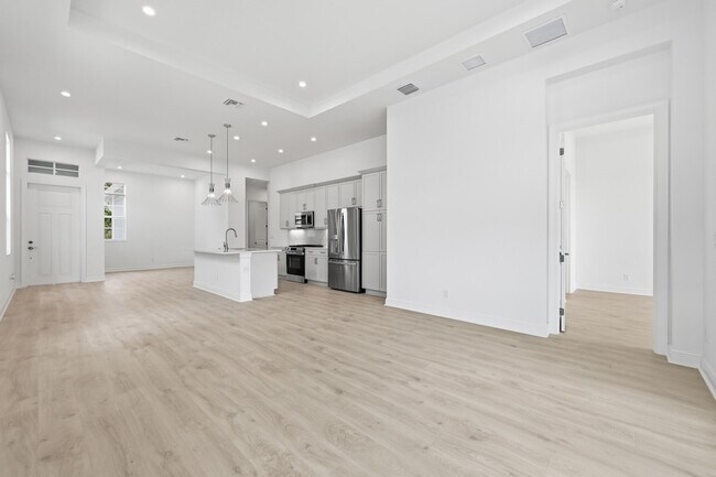 Building Photo - 140 SE Via Tirso