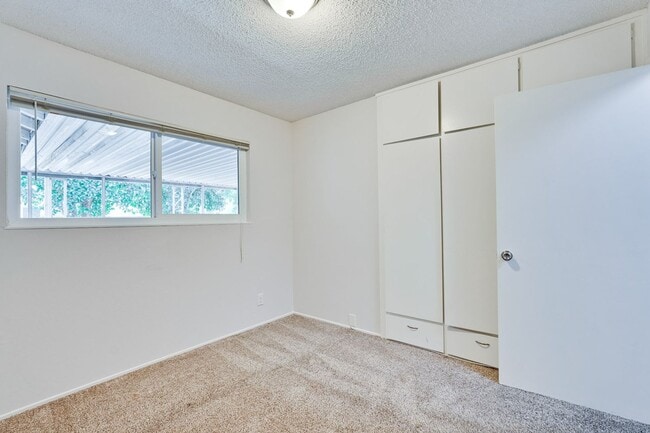 Building Photo - Spacious 3 Bedroom 2 Bath Home with 2 Car Garage and Central Air Conditioning