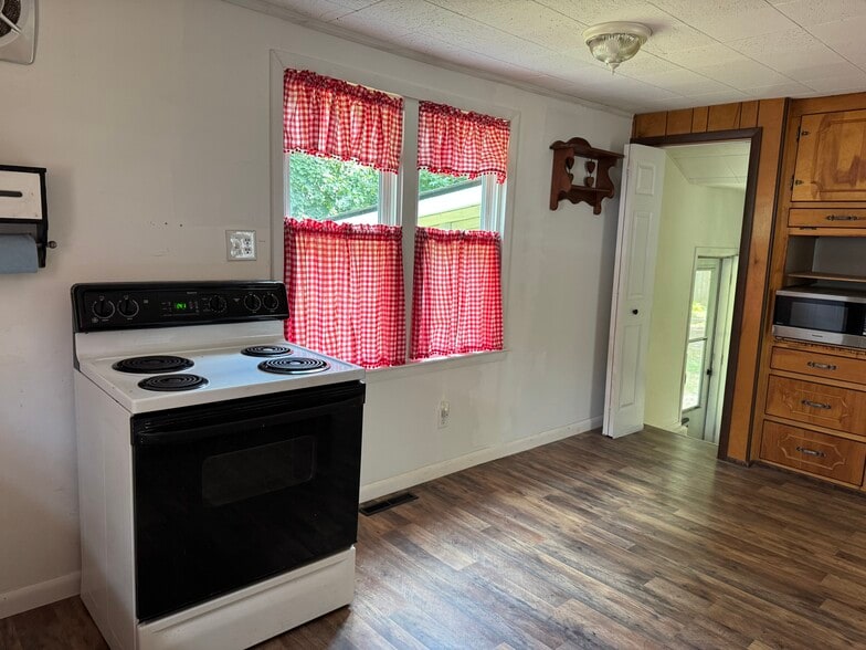 Building Photo - 4674 Lakeborn Dr