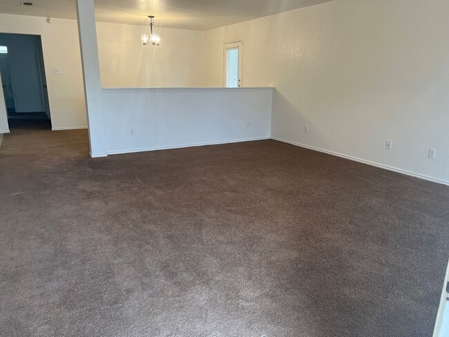 Building Photo - 2408 Thoroughbred Dr