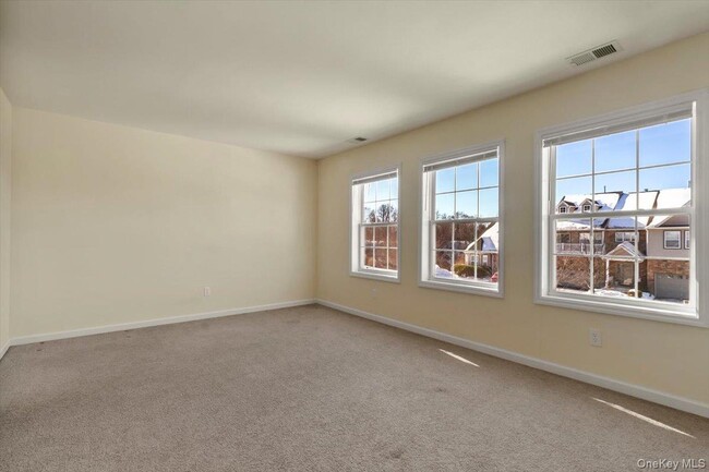 Building Photo - 135 N River Dr