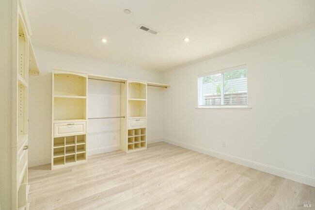 Building Photo - 996 Simmons Ln