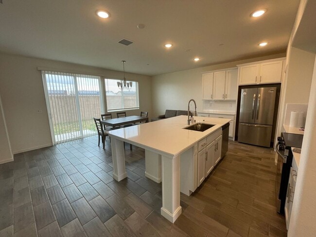 Building Photo - Spacious Modern Family Home in Prime Fresno Location!
