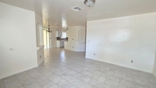 Building Photo - Beautiful Renovated  4 Bed 2 Bath HOME!