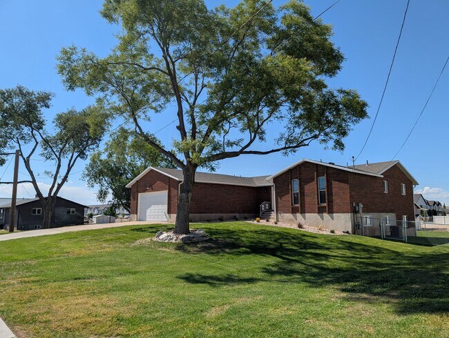 Building Photo - August Rent FREE! Renovated 5-Bed Home + O...