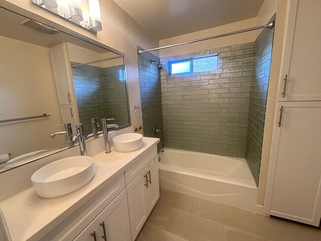 Building Photo - 2 Bedroom home located in Long Beach now available!