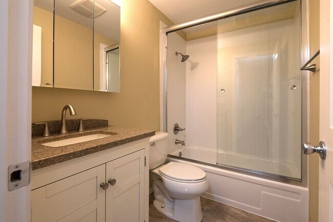 Building Photo - 12400 SW Gingham Ln