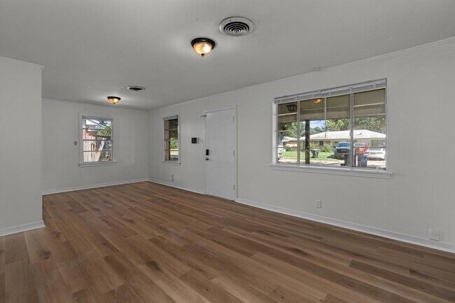 Building Photo - 826 Martha Ln