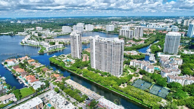 Building Photo - 2000 Island Blvd