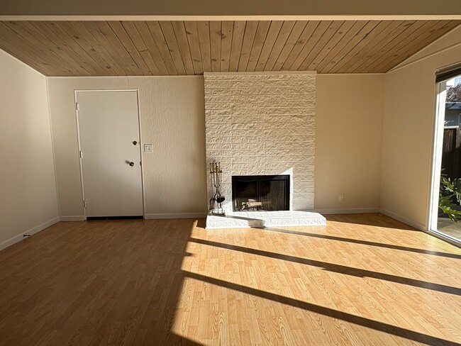 Building Photo - Charming Palo Alto Home with Beautiful Landscaping!