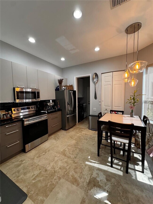 Building Photo - 876 Spinnaker Dr