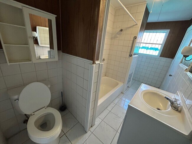 Building Photo - $500 OFF FIRST MONTH'S RENT IF MOVED IN BY...