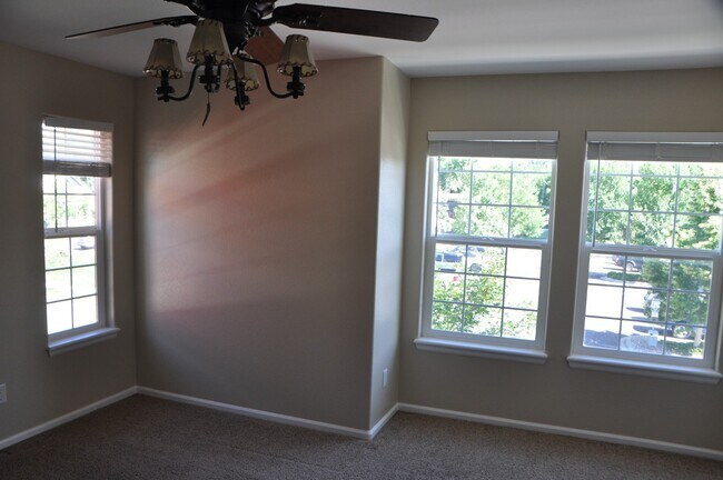 Building Photo - Stunning Town home in Mid Town!