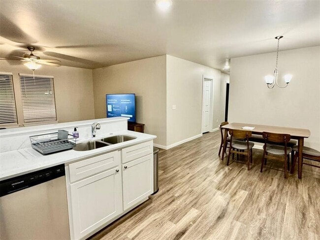 Building Photo - 203 Gray St