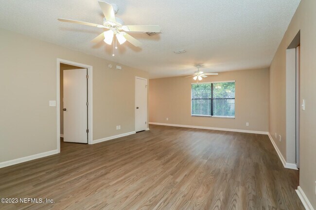 Building Photo - 6353 Tree Top Cir W