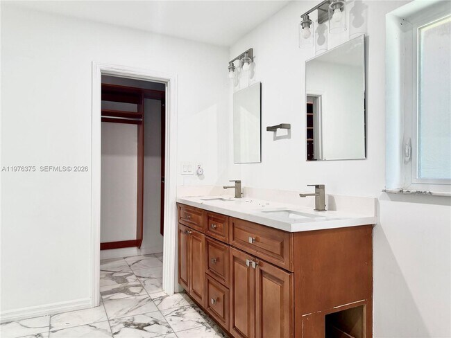 Building Photo - 4934 NW 94th Doral Pl