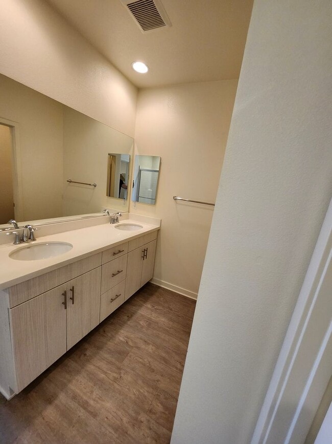 Building Photo - Gorgeous Tri-level Townhouse 3 beds 3 1/2 ...