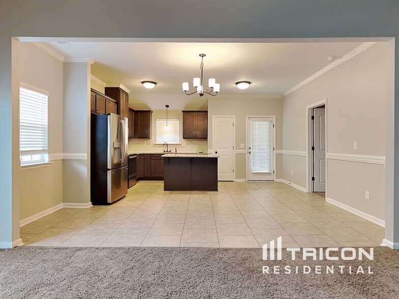 Building Photo - 3250 Alexandria Dr