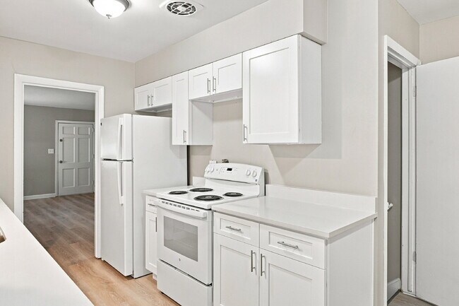 Building Photo - $2,115.95 with $300 Off the first month's rent, 4 Beds, 2 Baths, Triplex Unit in Littleton with W...