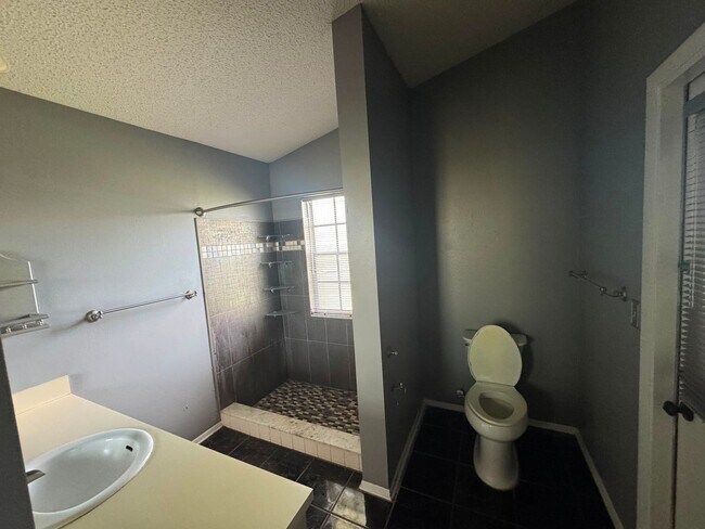 Building Photo - Spacious Lakeland 3-Bedroom Home with 2-Car Garage & Large Driveway