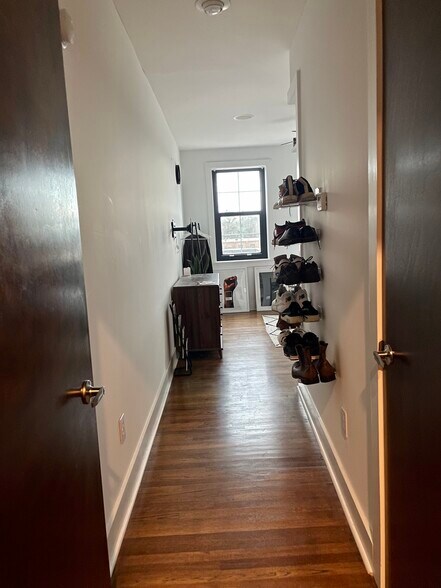 Building Photo - 1253 Caroline St NE