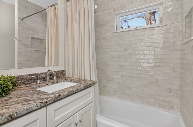 Building Photo - 102 E 56th St