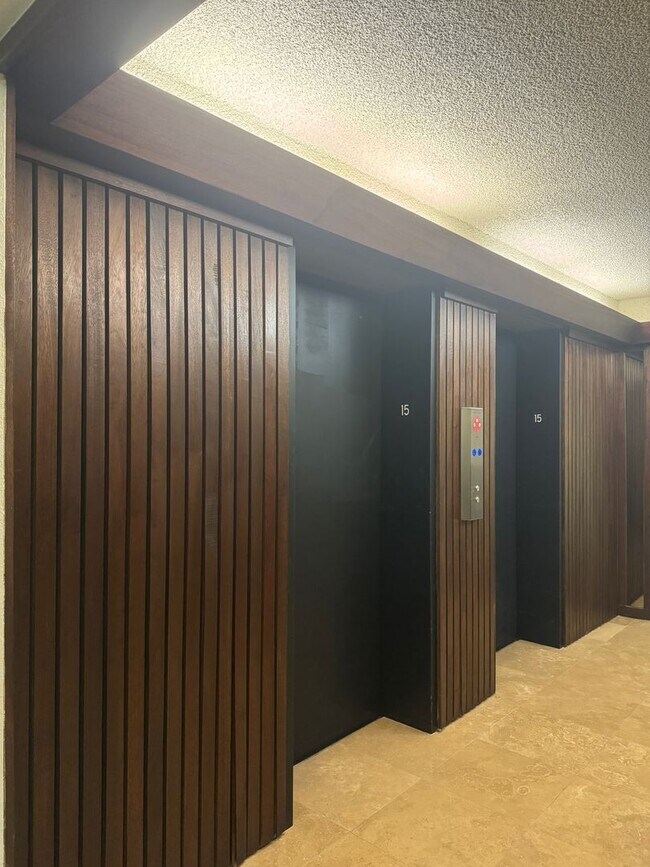 Building Photo - Luxury 2 Bedroom Condo Available at Regency House in Central Phoenix!