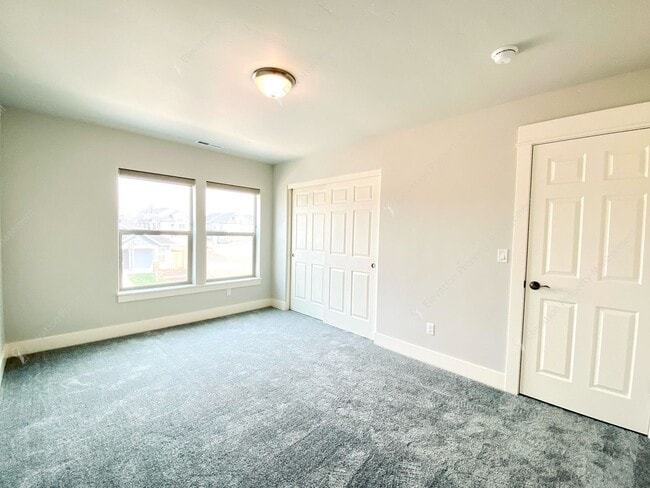 Building Photo - 3BR SE Bend home in great neighborhood wit...