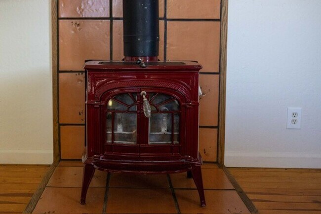 Building Photo - Modern Comfort with Fireplace & Yard | 2BR...