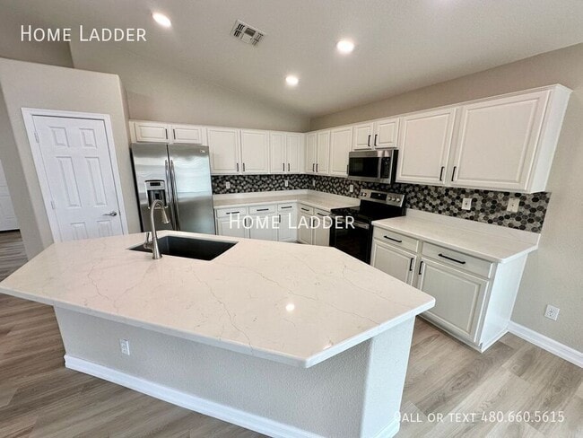 Building Photo - 9732 E Kiowa Ave