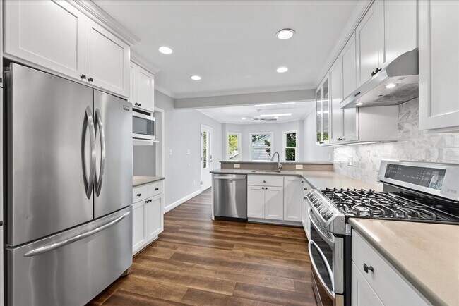 Building Photo - "Charming 4-Bed Retreat with Granite Kitch...