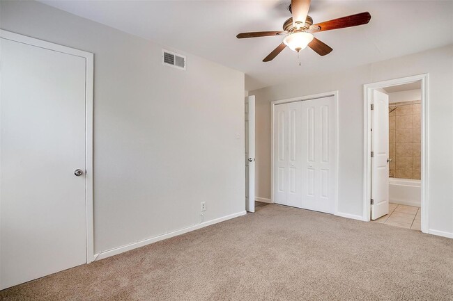 Building Photo - Amazing Home in Western Hills- 3 bed, 1.5 ...