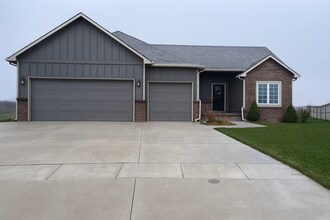 Building Photo - Spacious 4 Bedroom Home with Basement and Wet Bar in Clearwater